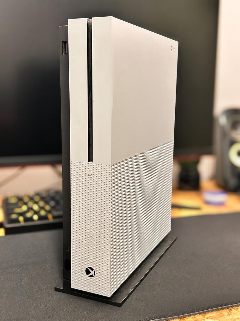 Xbox One S 1TB, Ophalen of Verzenden, Zo goed als nieuw, 1 TB, Zonder controller