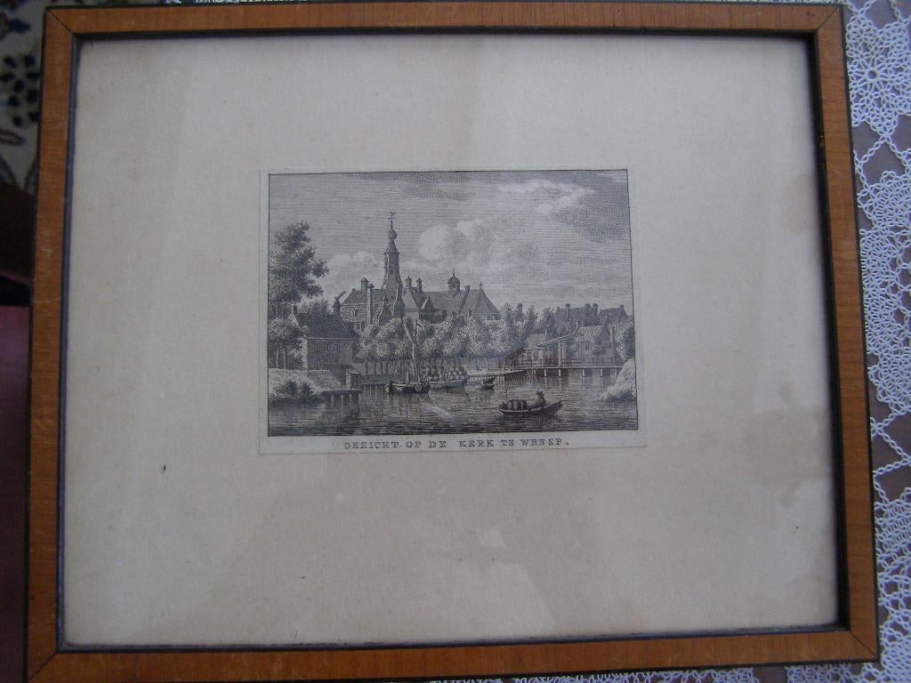 gravure Gezicht op de Kerk te Weesp door Bulthuis ingelijst, Antiek en Kunst, Ophalen of Verzenden