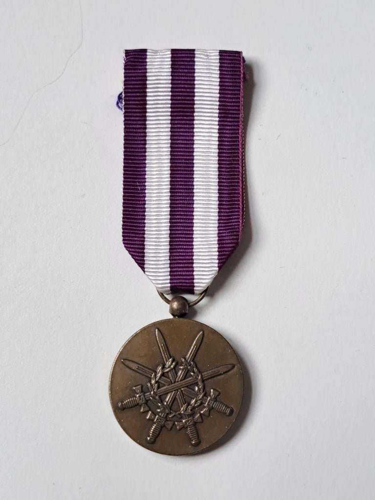 Medaille onderscheiding Kosovo Joegoslavië, Ophalen of Verzenden, Landmacht, Nederland, Lintje, Medaille of Wings
