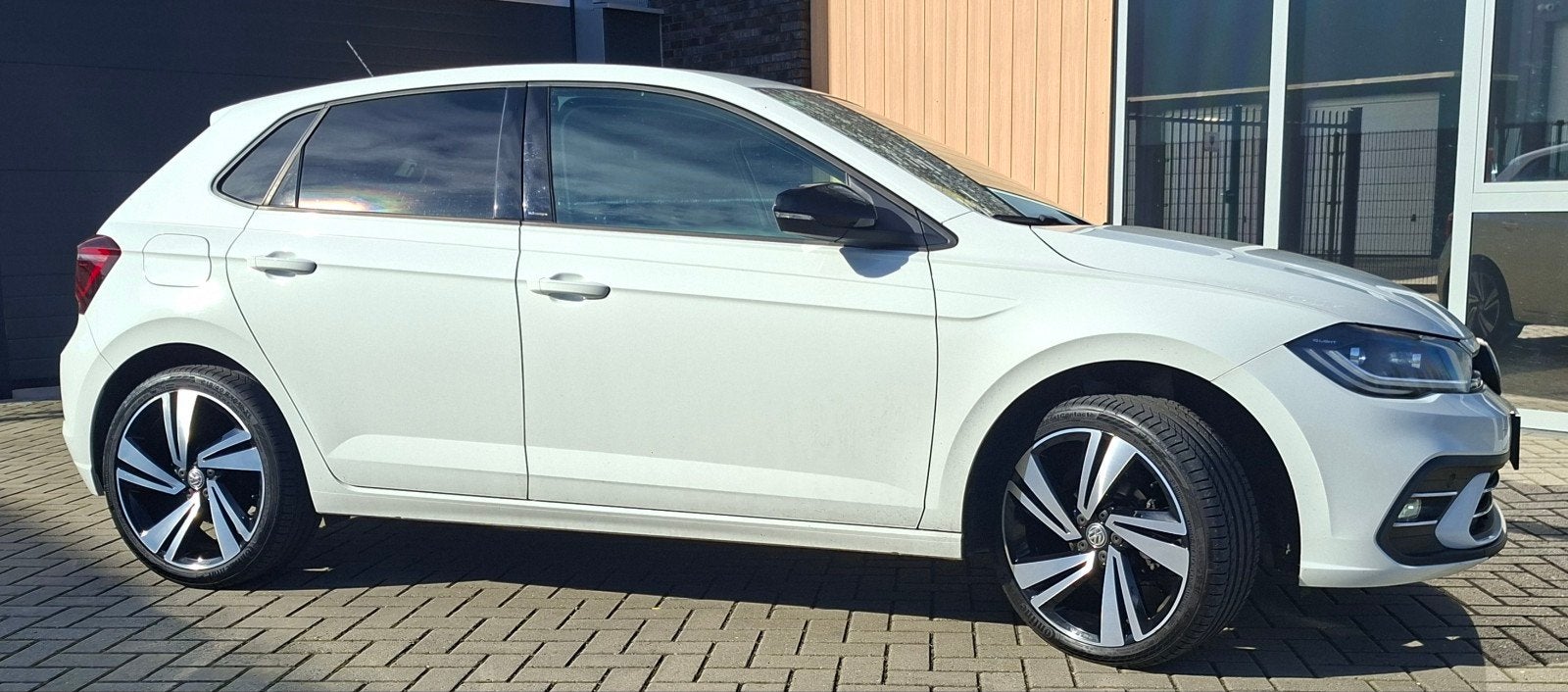 Volkswagen Polo 1.0 TSI Black Style Dsg 2022 IQ PDC 18 inch, 95 pk, 1104 kg, Wit, Parkeerassistent