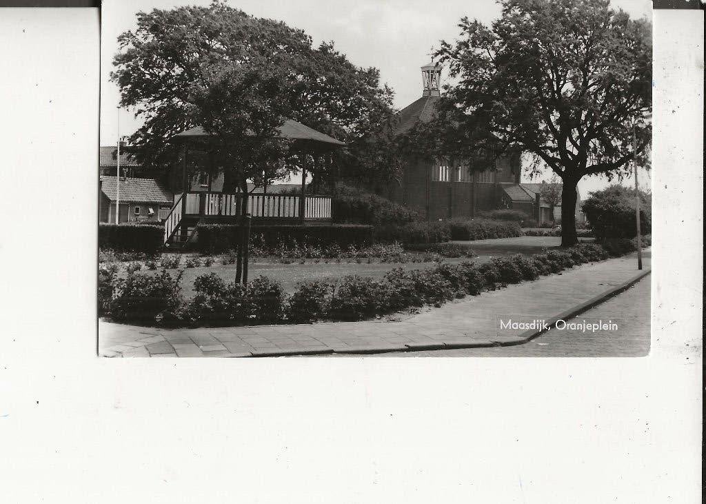 Maasdijk Oranjeplein met Muziektent Koornneef, Ophalen of Verzenden, 1940 tot 1960, Gelopen, Zuid-Holland