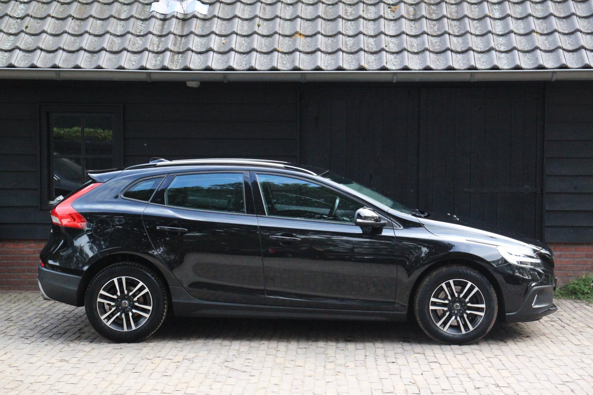 Volvo V40 Cross Country 1.5 T3 Edition+ Camera/Leer/Adaptive, Dealer onderhouden, 4 cilinders, 700 kg, Zwart