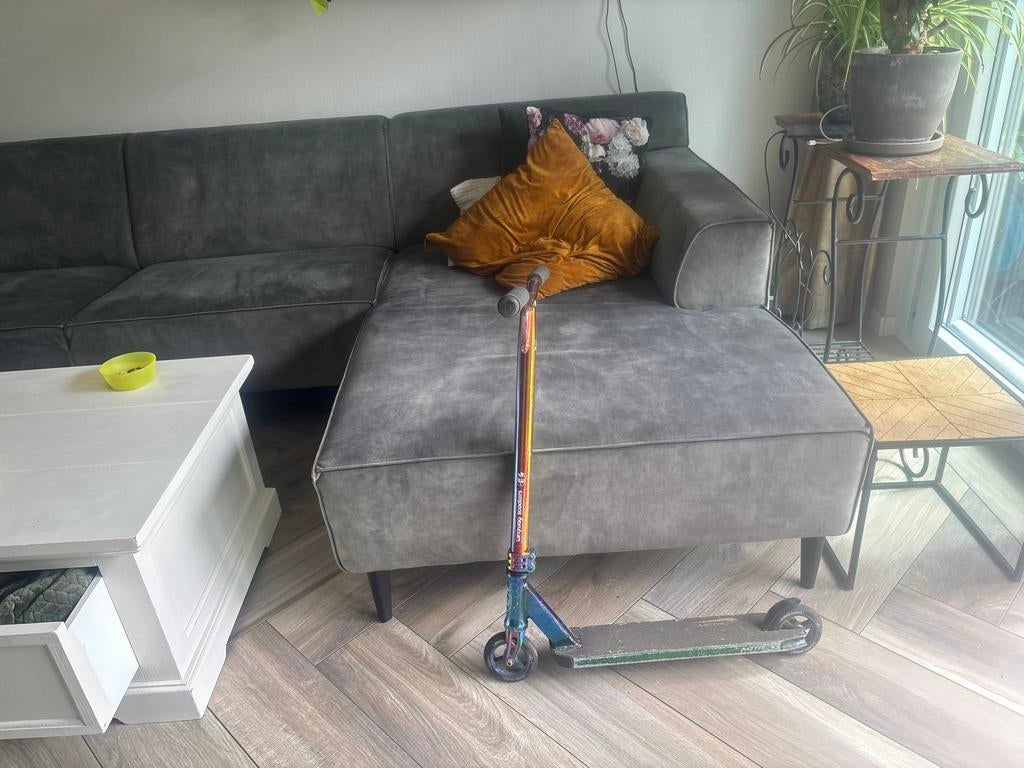 Stuntstep met regenboogkleuren, 80 cm hoog, Ophalen of Verzenden, Gebruikt, Gewone step