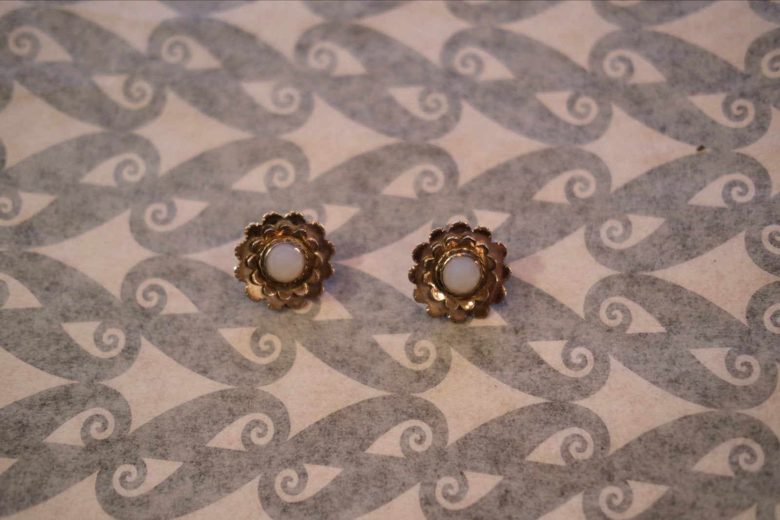 Clip oorbellen met melkkwarts, 22mm diameter, Overige materialen, Gebruikt, Ophalen of Verzenden, Met edelsteen