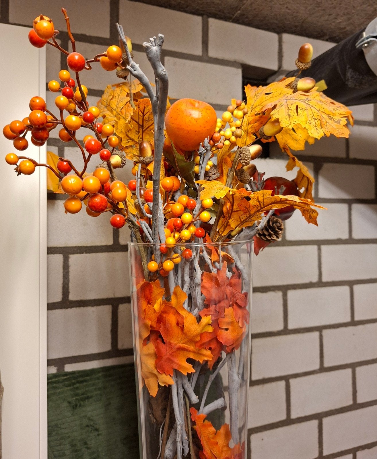Grote glazen vaas met herfstdecoratie, Ophalen, Gebruikt, Glas, Meerkleurig