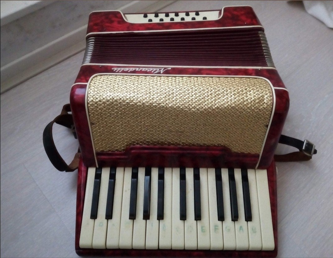Mirandelli Accordeon - Rood, Gebruikt, Overige merken, Gebruikt, Met riemen, Overige formaten