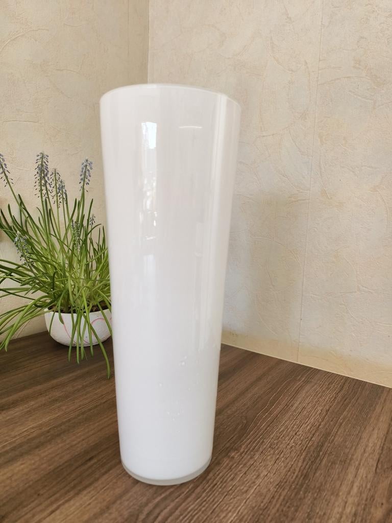 Witte vaas 39cm hoog - Art of Living, Huis en Inrichting, Wit, Aardewerk of Porselein, Nieuw, Ophalen of Verzenden