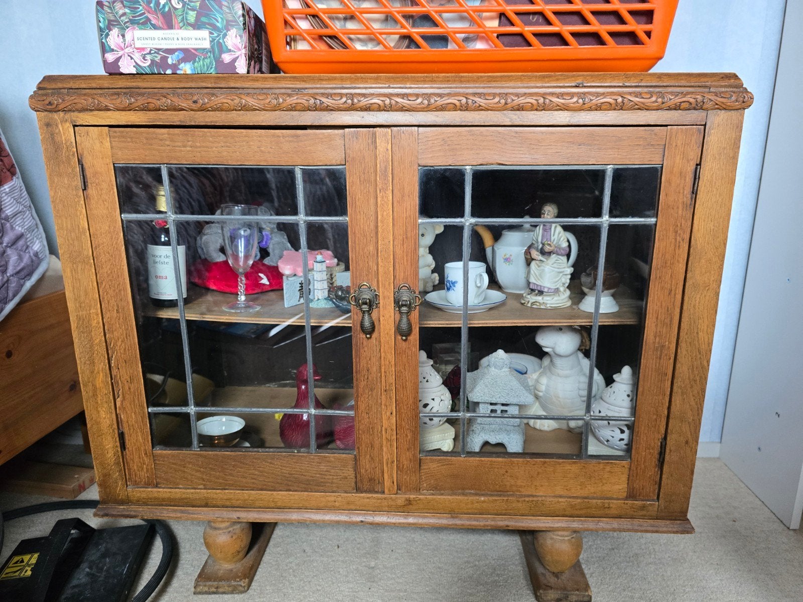 Antieke houten vitrinekast met glas en sierbeslag, Ophalen of Verzenden
