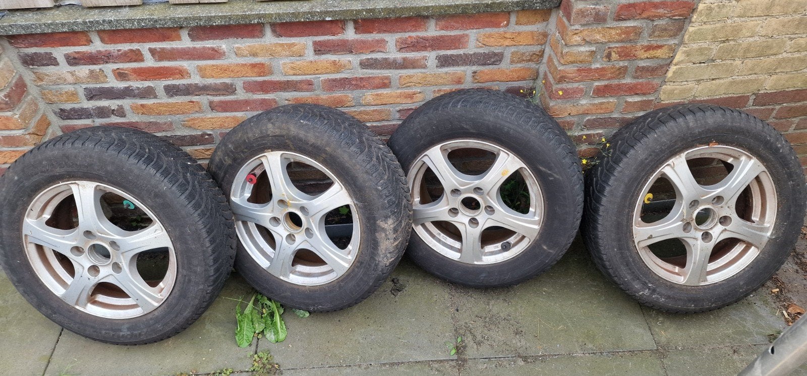 hyundai velgen met winter banden en bewaar/opslag stapelrek, Ophalen, Gebruikt