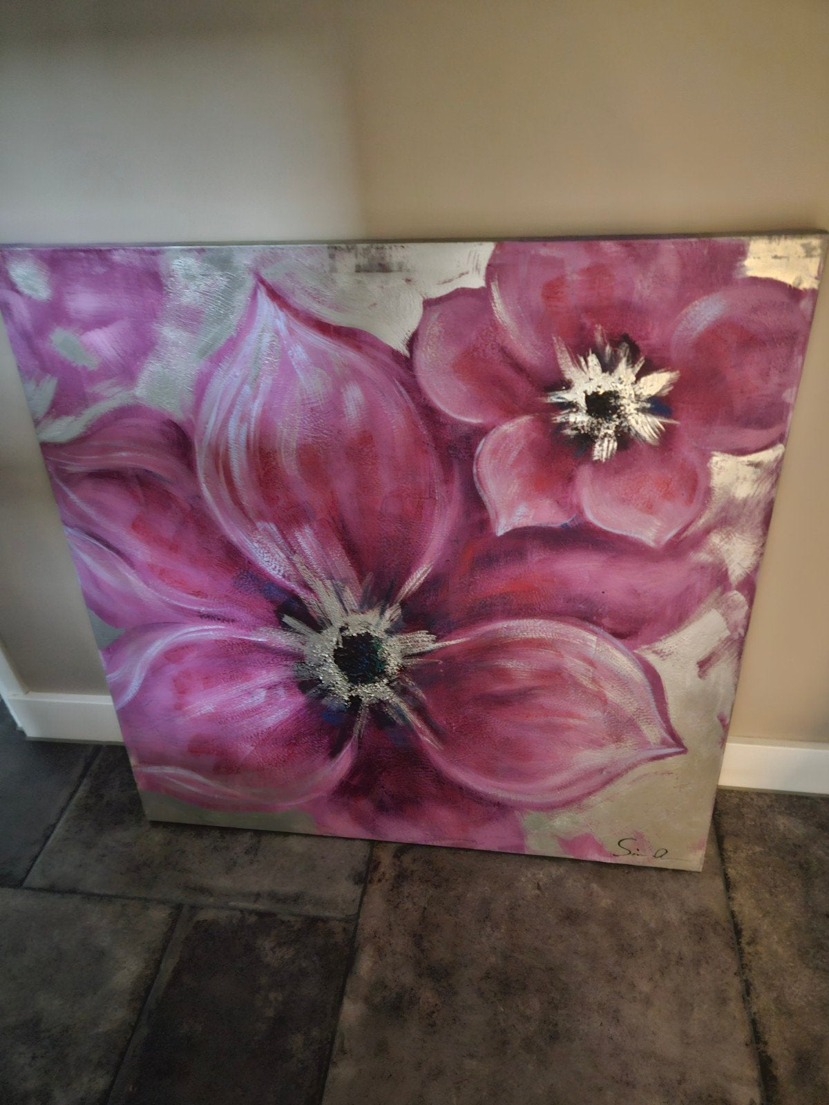 Modern Schilderij: Roze Bloemen met Zilveraccenten, Acrylverf, Bloemen, Textiel, Gesigneerd