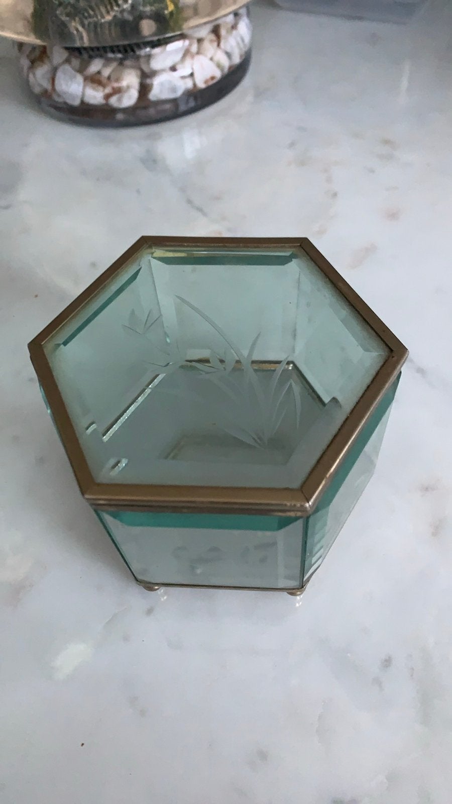 Vintage zeshoekig sieradendoosje van glas en messing, Antiek en Kunst, Antiek | Glas en Kristal, Ophalen of Verzenden