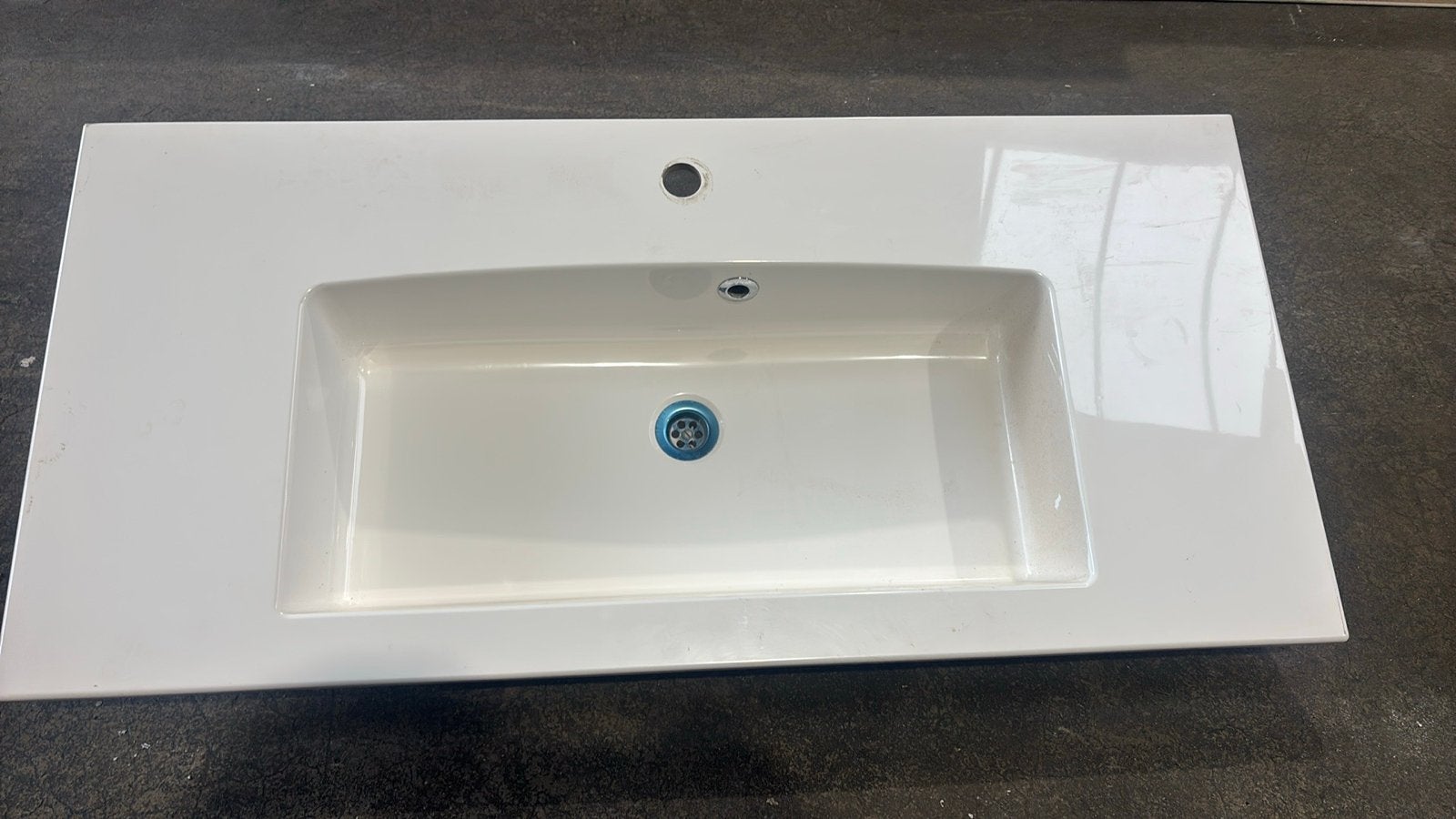 Witte wastafel met geïntegreerde wasbak, Ophalen of Verzenden, Zo goed als nieuw