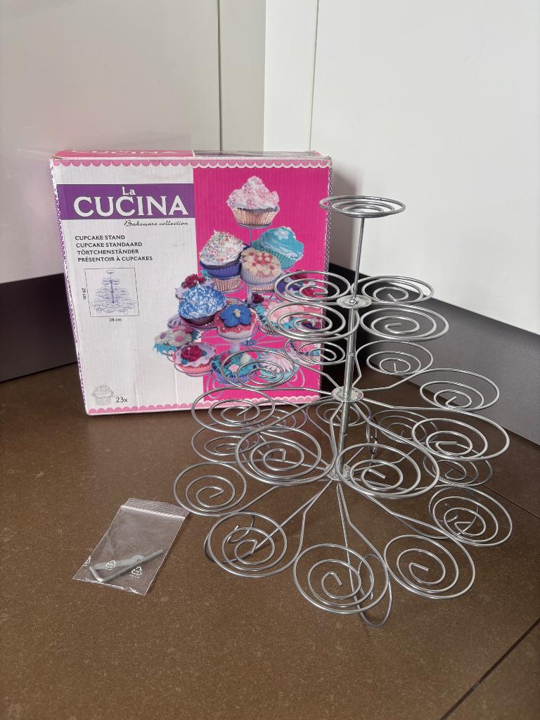 Cupcake standaard / etagère | la cucina bakeware collection, Ophalen of Verzenden, Zo goed als nieuw, Cupcakes, Serveervorm