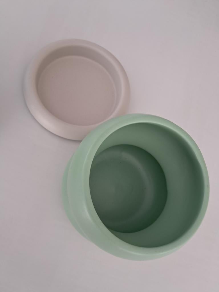 Twee Hema bloempotten met schotels, Tuin en Terras, Bloempotten, Aardewerk, Minder dan 40 cm, Minder dan 25 cm, Rond, Ophalen