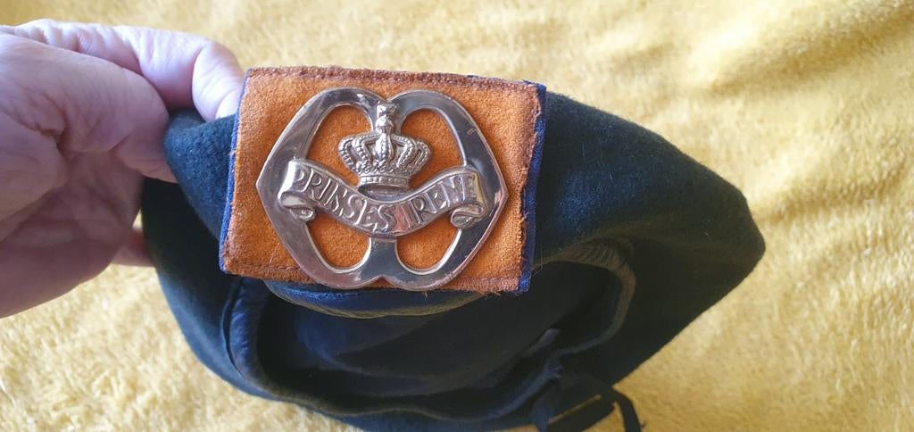 Barret met afneembaar origineel embleem, Ophalen of Verzenden, Landmacht, Nederland, Helm of Baret