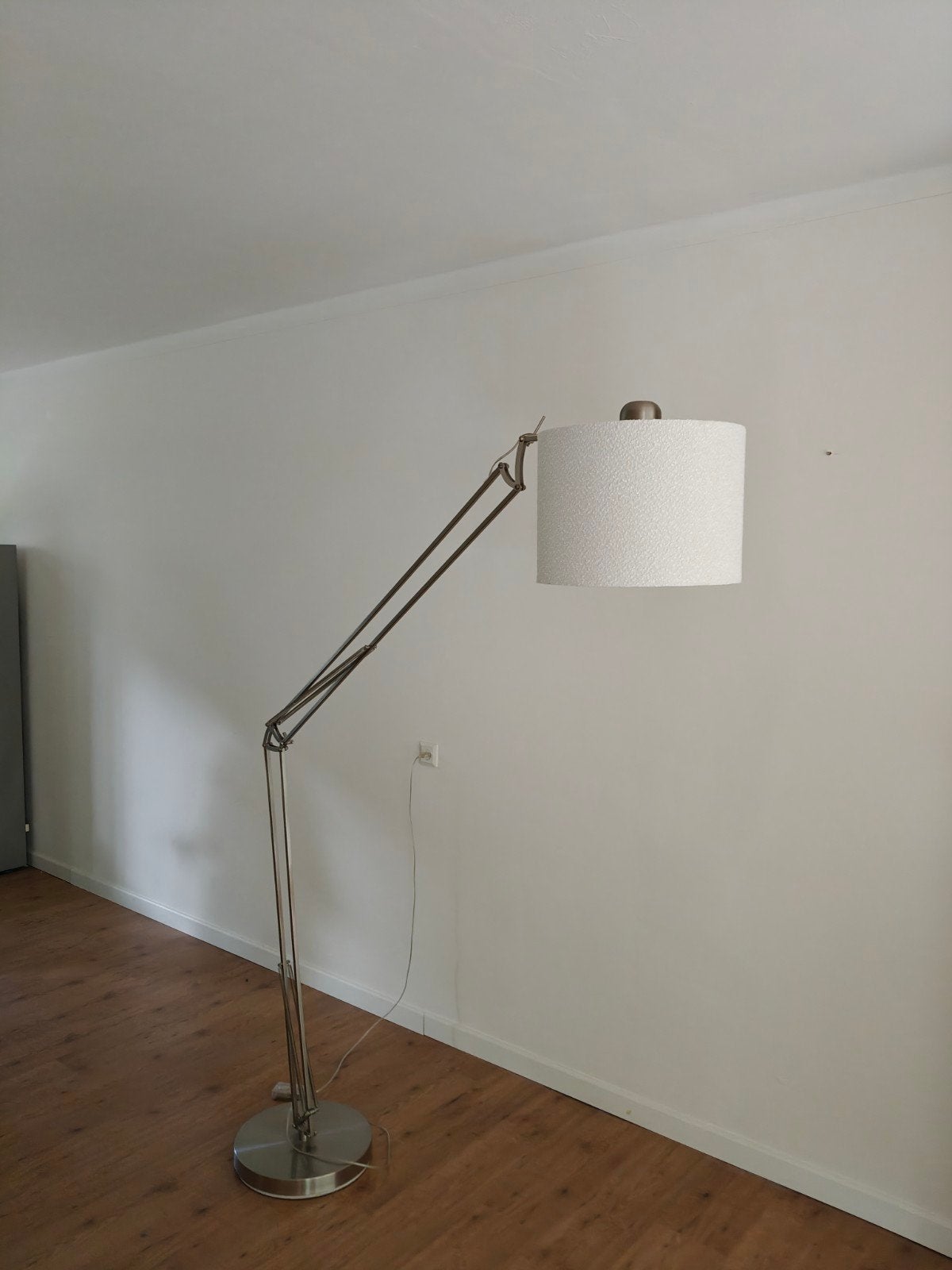 Moderne vloerlamp met verstelbare arm en stoffen kap, Huis en Inrichting, Lampen | Vloerlampen, Ophalen, Zo goed als nieuw, Stof