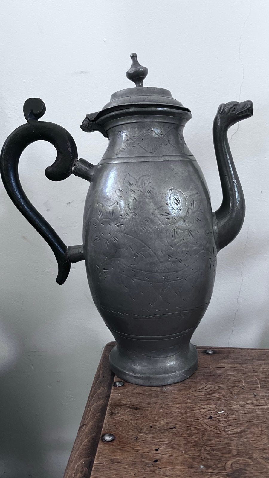 Antieke tinnen koffiekan met gravures en drakenuitloop, Ophalen of Verzenden