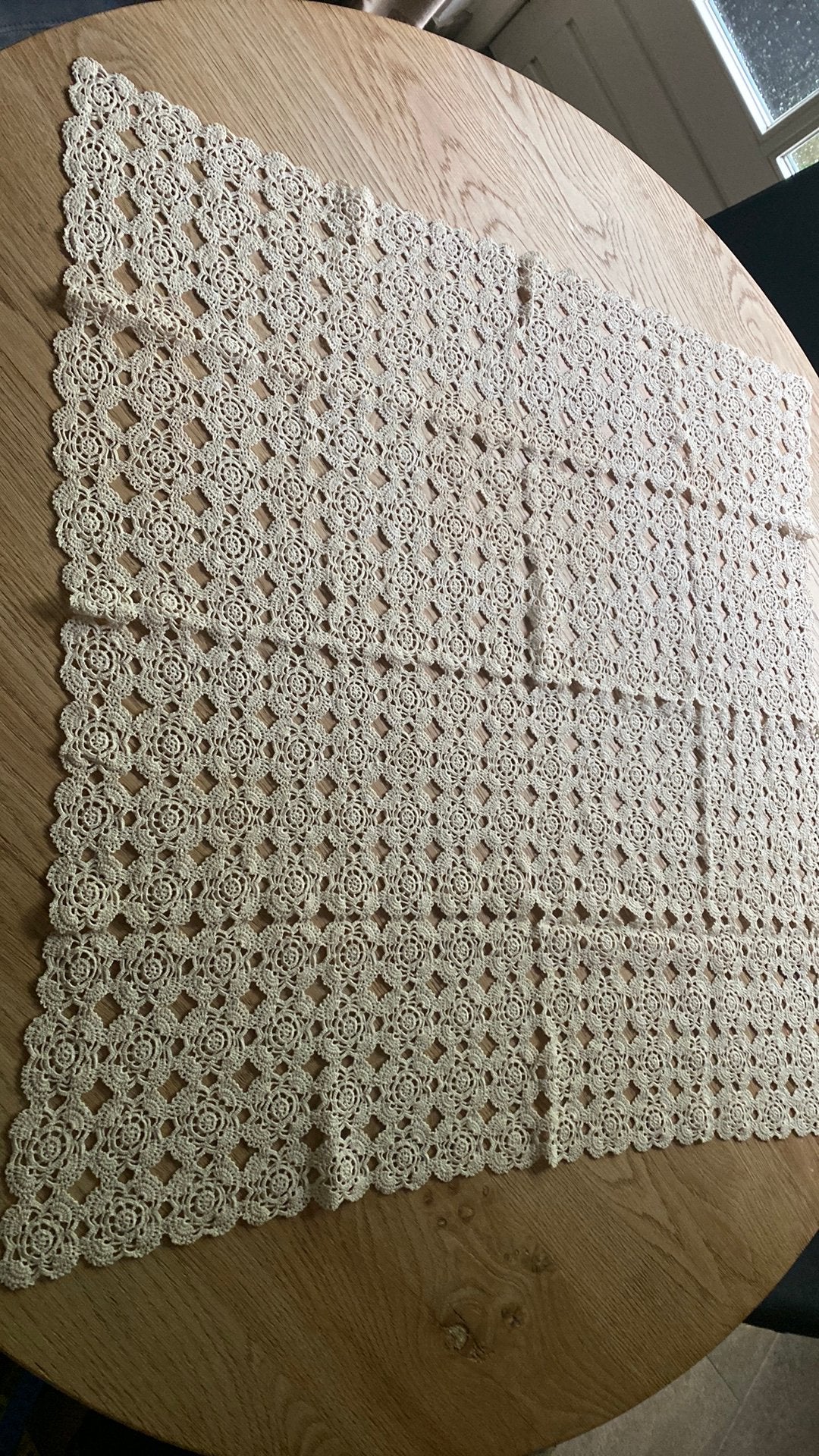 Handgemaakt gehaakt tafelkleed 82x82 cm, Huis en Inrichting, Tafelkleden, Ophalen of Verzenden, Zo goed als nieuw, Vierkant