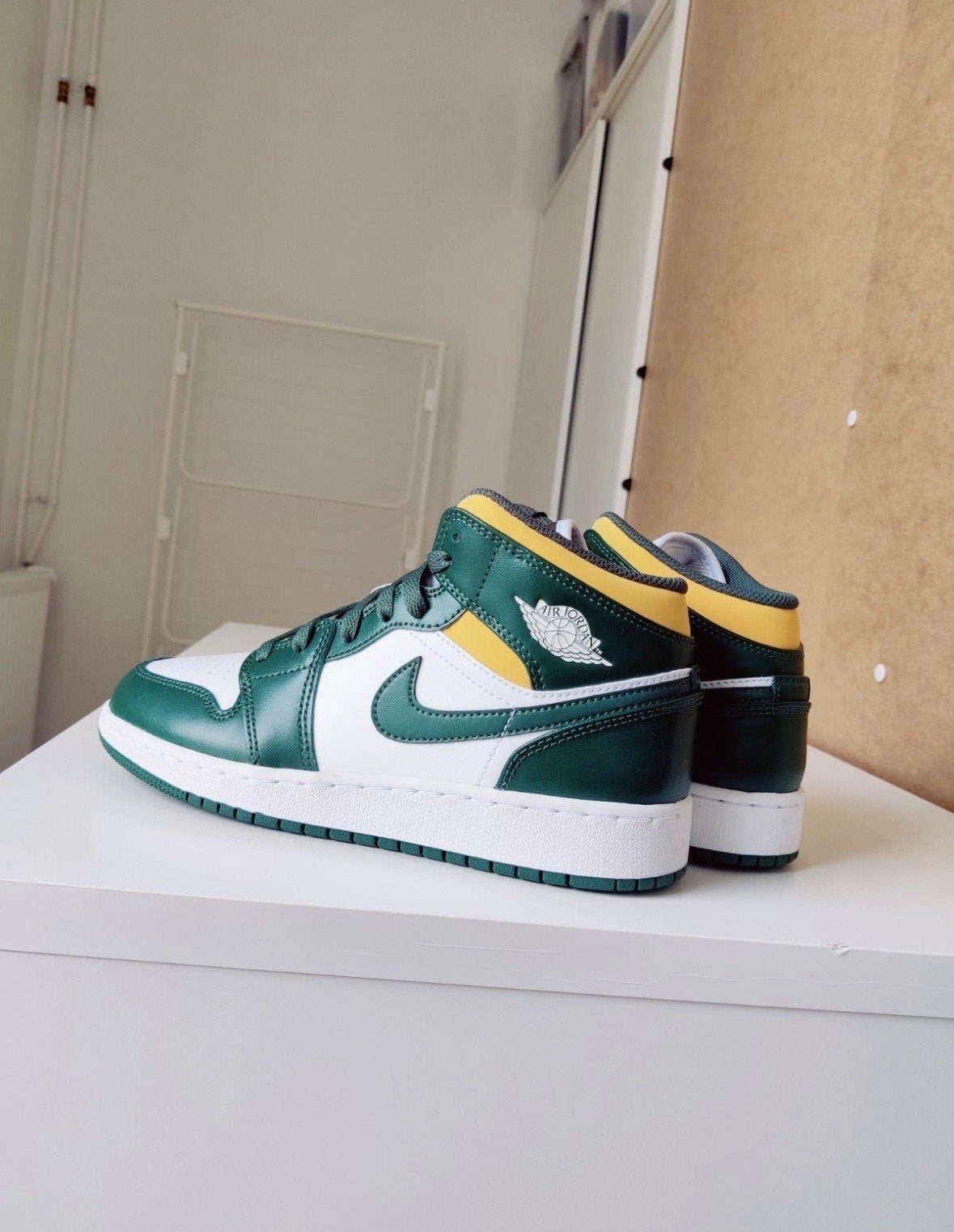 Nike Air Jordan 1 Mid - Groen/Wit/Geel (alleen kindermaten), Verzenden, Nieuw, Jongen of Meisje, Sportschoenen