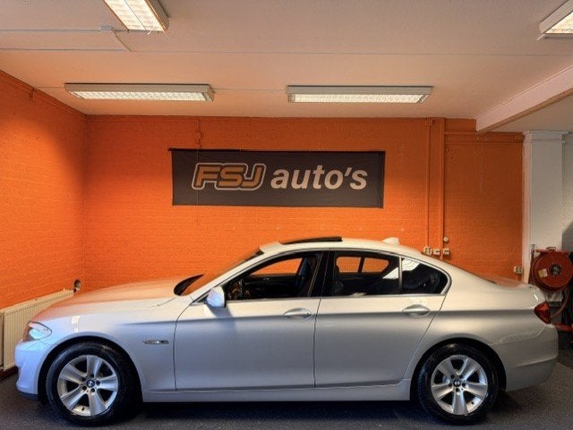 BMW 5-serie 523i / AUTOMAAT / EXECUTIVE / TOPSTAAT!, Auto's, Euro 5, Achterwielaandrijving, Gebruikt, Zwart