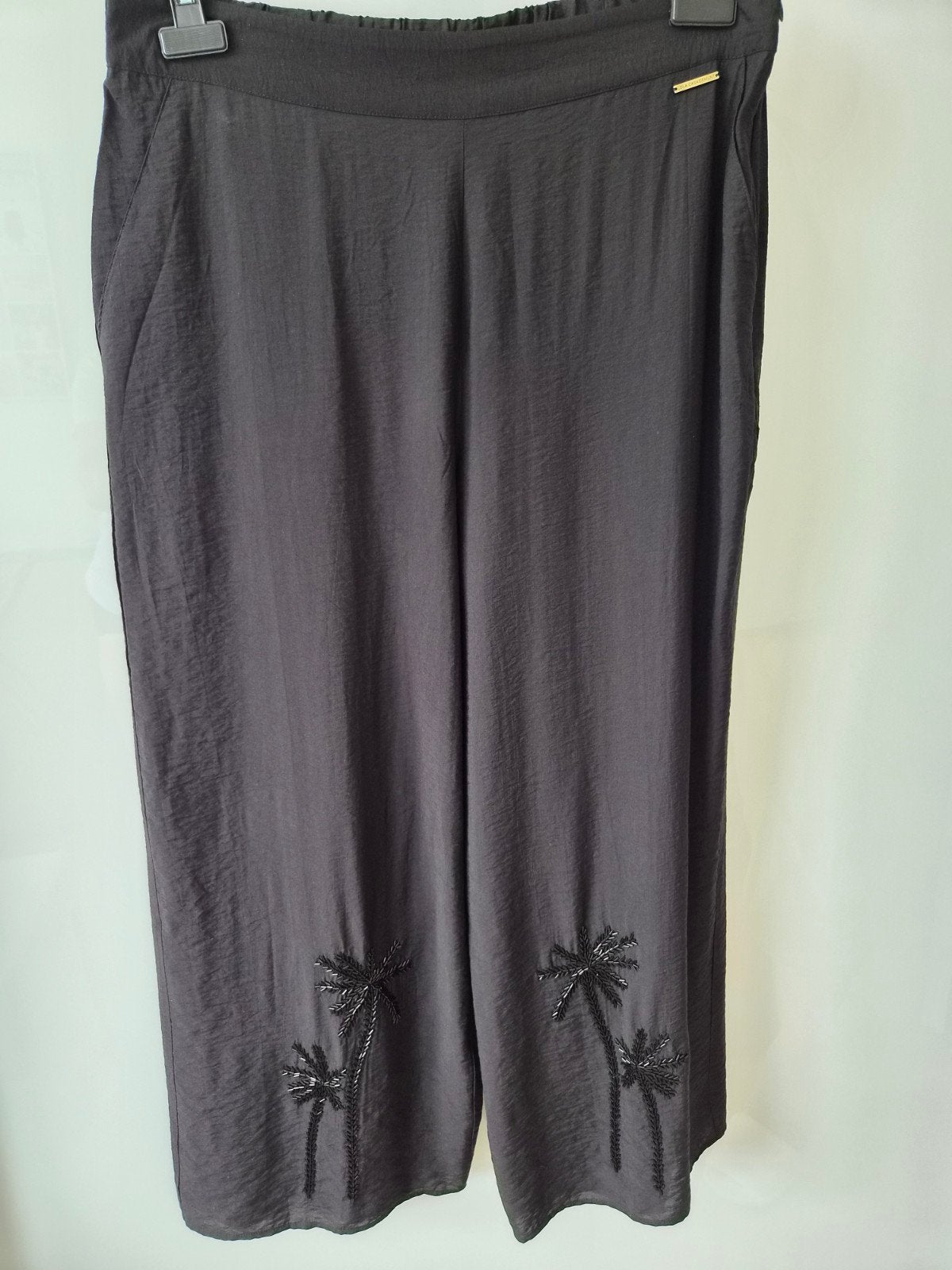 Mooie zwarte broek van Lola Casademunt. Nieuw. Maat XL., Kleding | Dames, Broeken en Pantalons, Zwart, Maat 42/44 (L), Nieuw, Ophalen of Verzenden