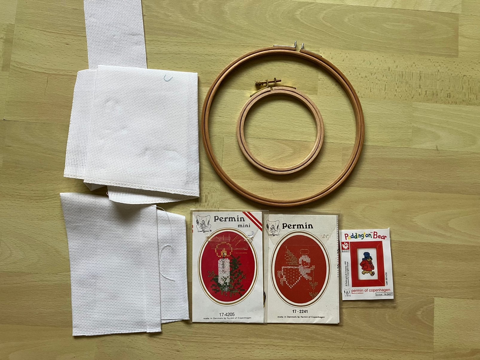 2 houten borduurringen, borduurpatroontjes en borduurstof, Ophalen of Verzenden, Zo goed als nieuw, Handborduren, Onderdeel of Toebehoren
