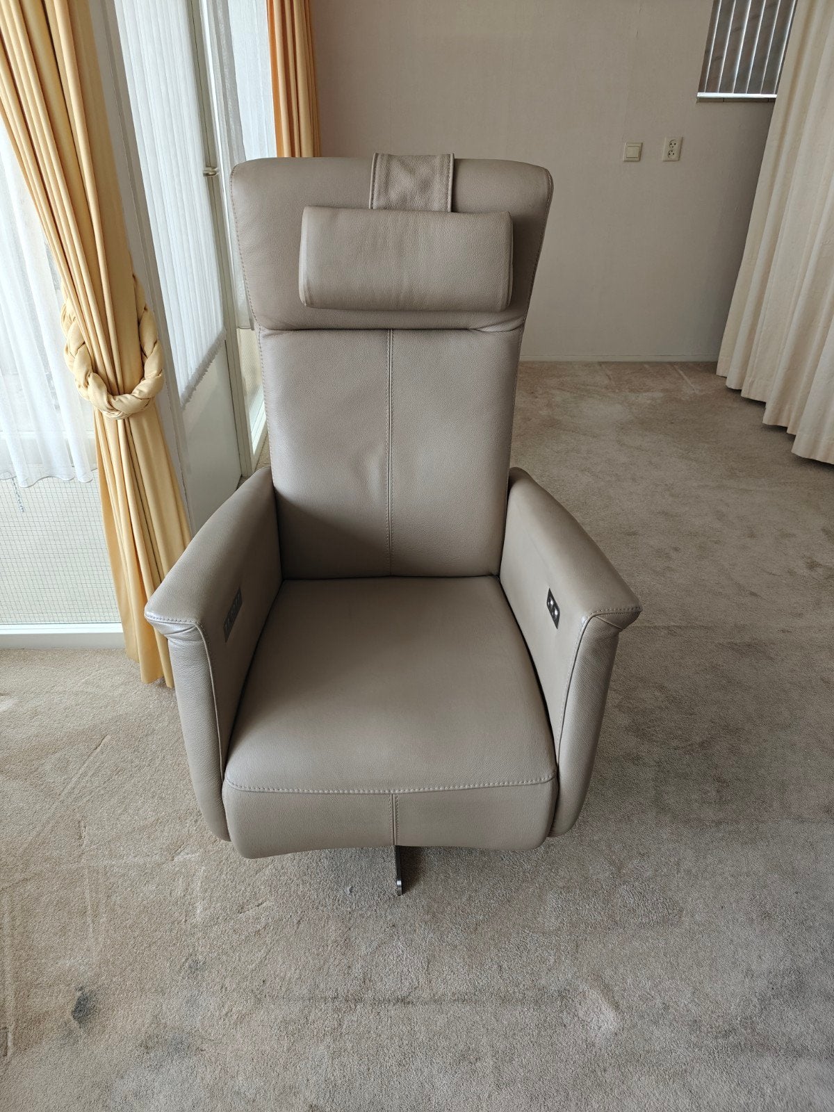 Luxe leren sta-op-stoel Toscana van Prominent in Taupe, Huis en Inrichting, Fauteuils, Ophalen, Minder dan 75 cm, Leer, Zo goed als nieuw