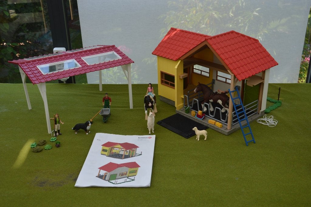 Schleich paardenfarm 42334 met Schleich dieren, ruiters enz, Ophalen of Verzenden, Gebruikt