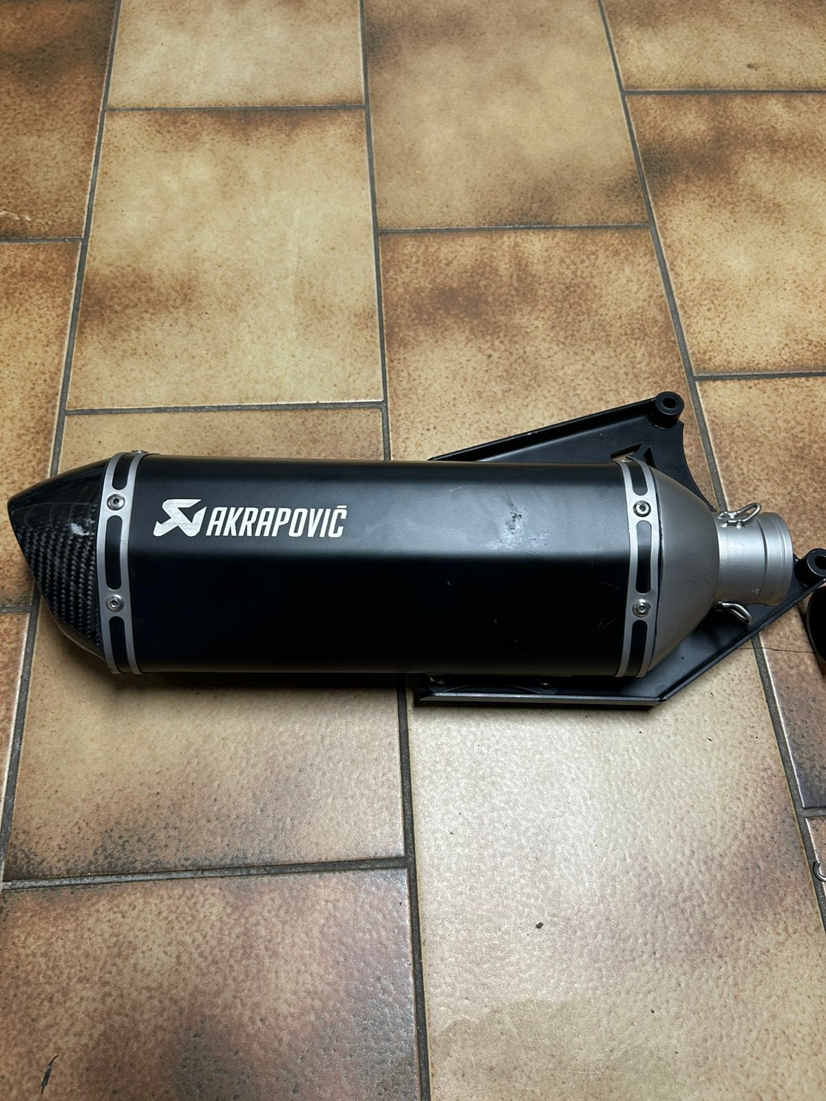 Uitlaat akrapovic, Ophalen