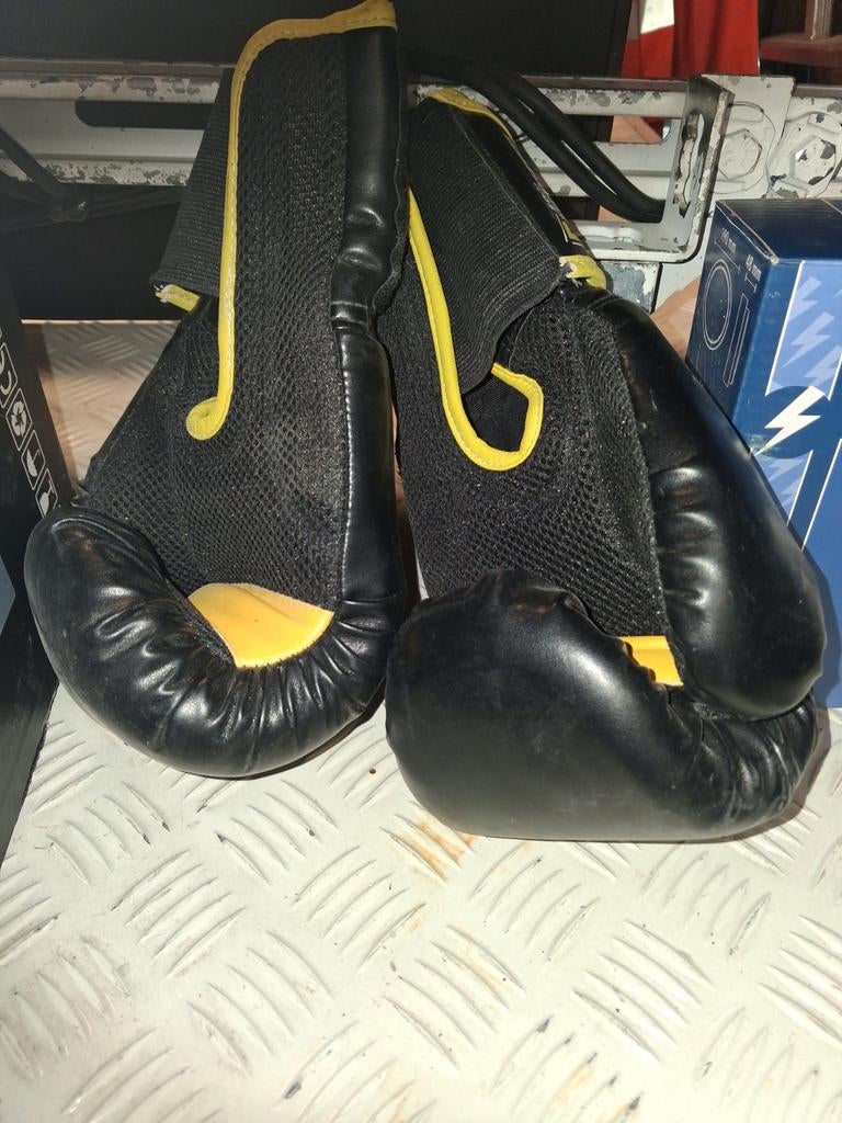 Zwarte bokshandschoenen - Gebruikt, Ophalen