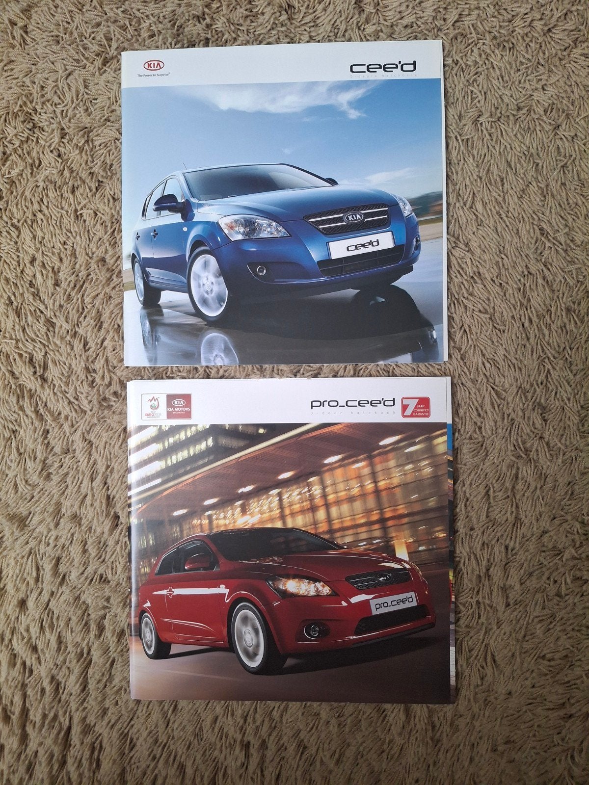 2x autofolder Kia Cee'd/Pro-Cee'd, Verzenden, Zo goed als nieuw, Overige merken
