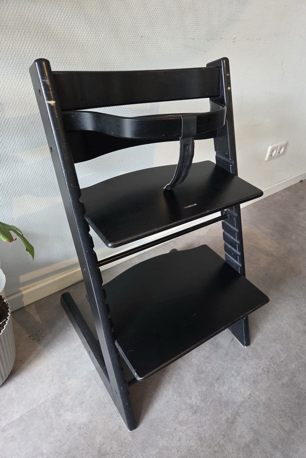 Stokke Tripp Trapp meegroeistoel zwart met gordel, Ophalen, Gebruikt, Meegroeistoel, Aanschuifbaar