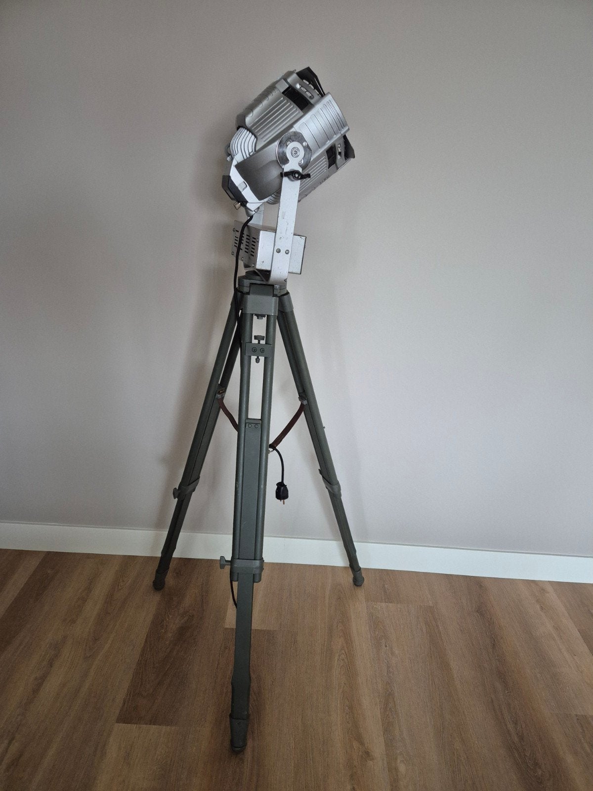 Theaterlamp theater lamp oud houten statief schijnwerper., Huis en Inrichting, Lampen | Vloerlampen, Ophalen, Minder dan 100 cm