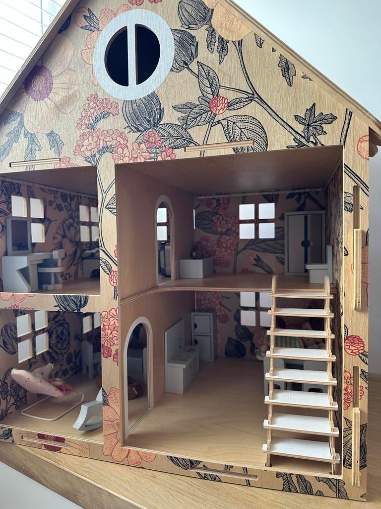 Poppenhuis met inrichting (meubeltjes), Verzamelen, Poppenhuizen en Toebehoren, Ophalen, Zo goed als nieuw, Poppenhuis