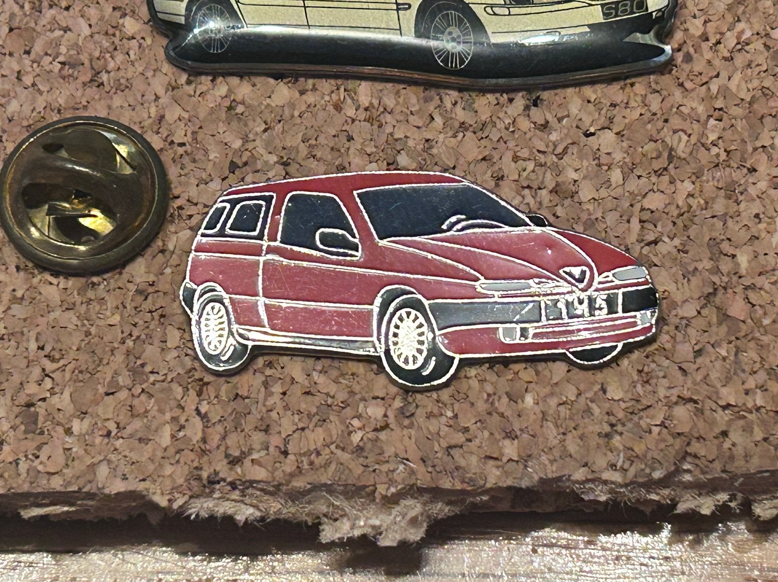 Vintage rode auto- Pin Alfa romeo, Ophalen of Verzenden, Zo goed als nieuw, Transport, Speldje of Pin