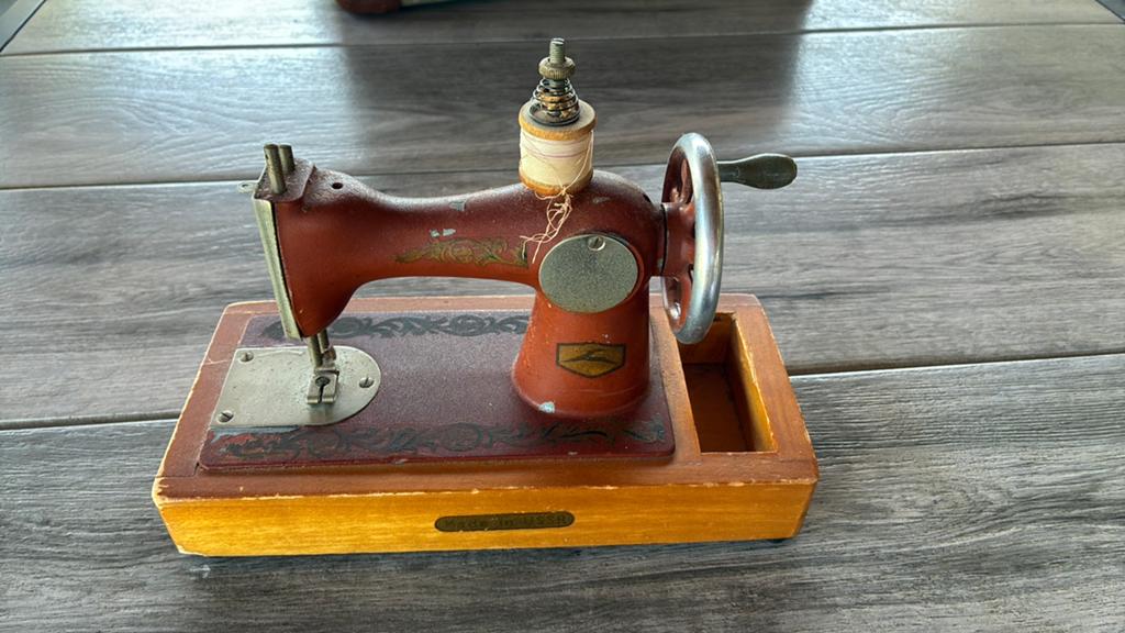 Mini naaimachine, Antiek en Kunst, Antiek | Naaimachines, Ophalen