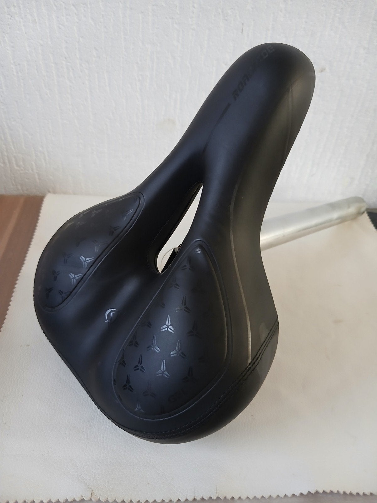 Comfortabel fietszadel met zadelpen - Zo goed als nieuw, Elektrische fiets, Kunststof, Ophalen of Verzenden, Zo goed als nieuw