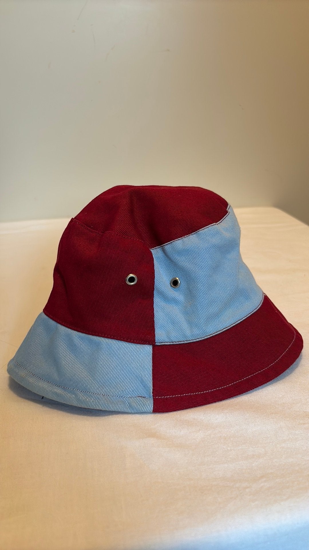 Visser - zonne hoedje rood/lichtblauw mt 56, Ophalen of Verzenden, Zo goed als nieuw, One size fits all
