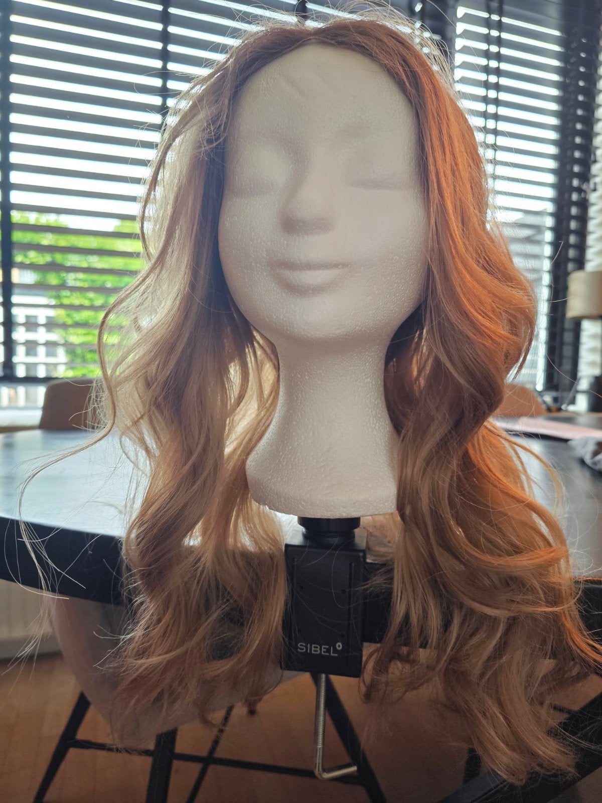 Synthetische pruik, 55cm, blond met bruine root, perfect, Ophalen of Verzenden, Zo goed als nieuw, Pruik of Haarverlenging