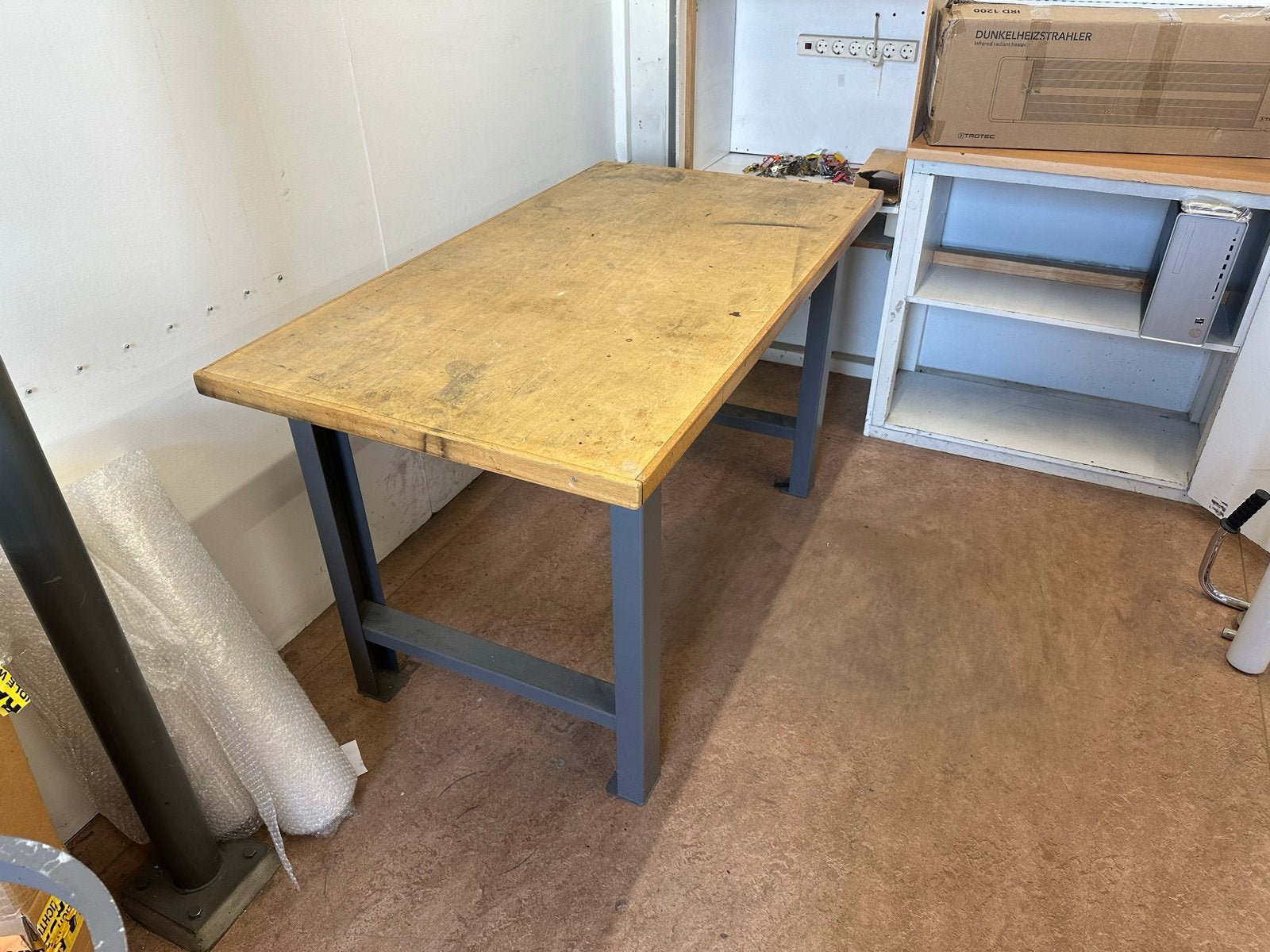 Stevige werkbank met metalen onderstel, Doe-het-zelf en Verbouw, Werkbanken, Ophalen, Gebruikt, 70 tot 120 cm