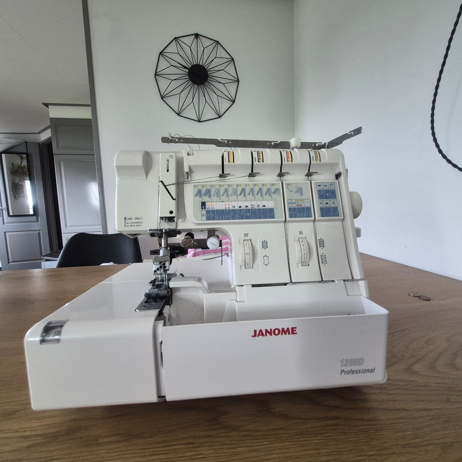Janome 1200D Professional Lockmachine, Hobby en Vrije tijd, Naaimachines en Toebehoren, Ophalen, Gebruikt, Lockmachine, Janome