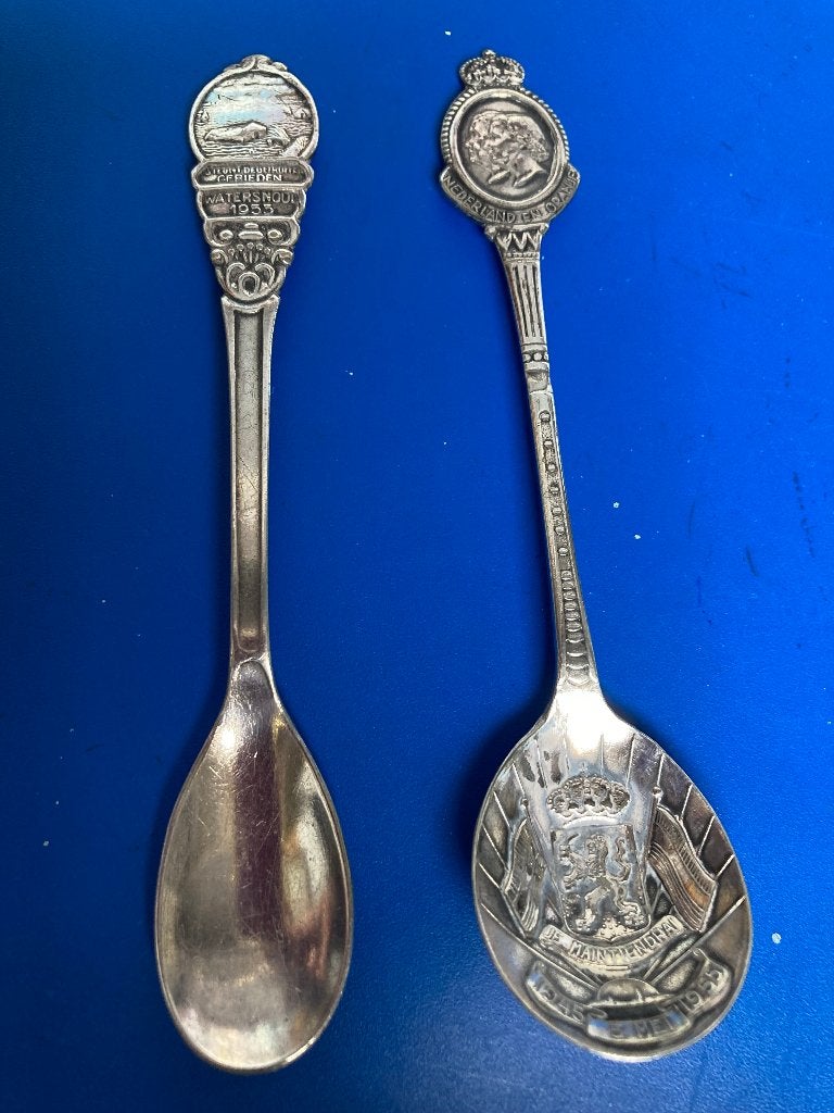 herdenkingslepeltjes watersnood 1955 / bevrijding 1945-1955, Antiek en Kunst, Ophalen of Verzenden