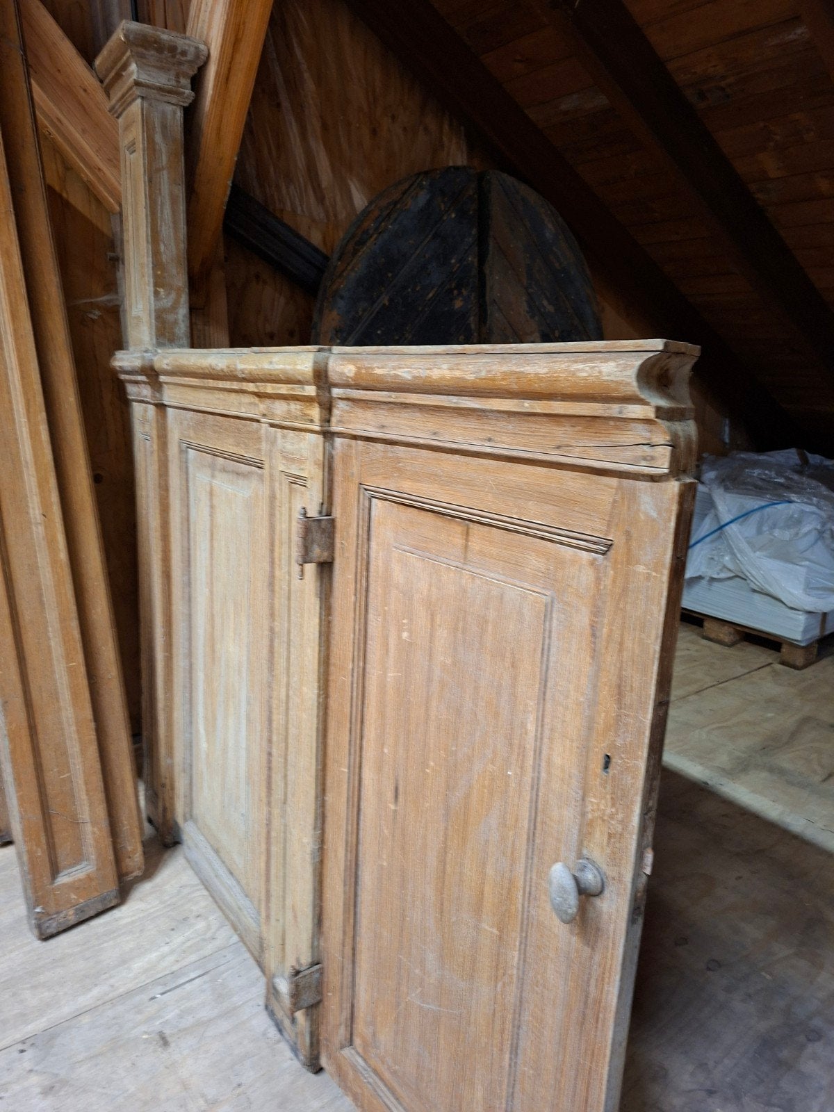 Eiken houten kerkbank en lambrisering, Ophalen