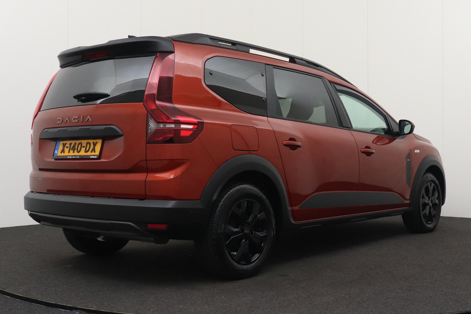 Dacia Jogger 1.6 Hybrid 140 Extreme 7p. Trekhaak Afn.Camera, Auto's, Dealer onderhouden, 4 cilinders, Bruin, 7 stoelen