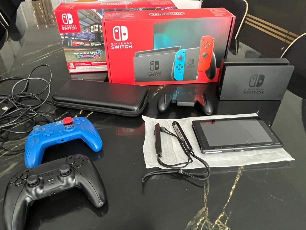 Switch + Mario Kart 8 Deluxe + Mario Kart Galaxy Game, Met games, Met 2 controllers, Ophalen of Verzenden, Zo goed als nieuw