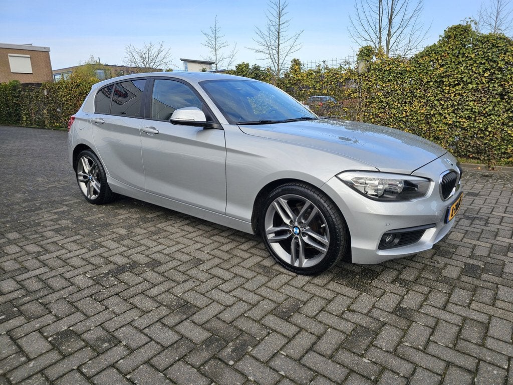 BMW 1-serie 118i High Executive (bj 2017, automaat), Auto's, BMW, Gebruikt, Automatische klimaatregeling, Leder, Bedrijf