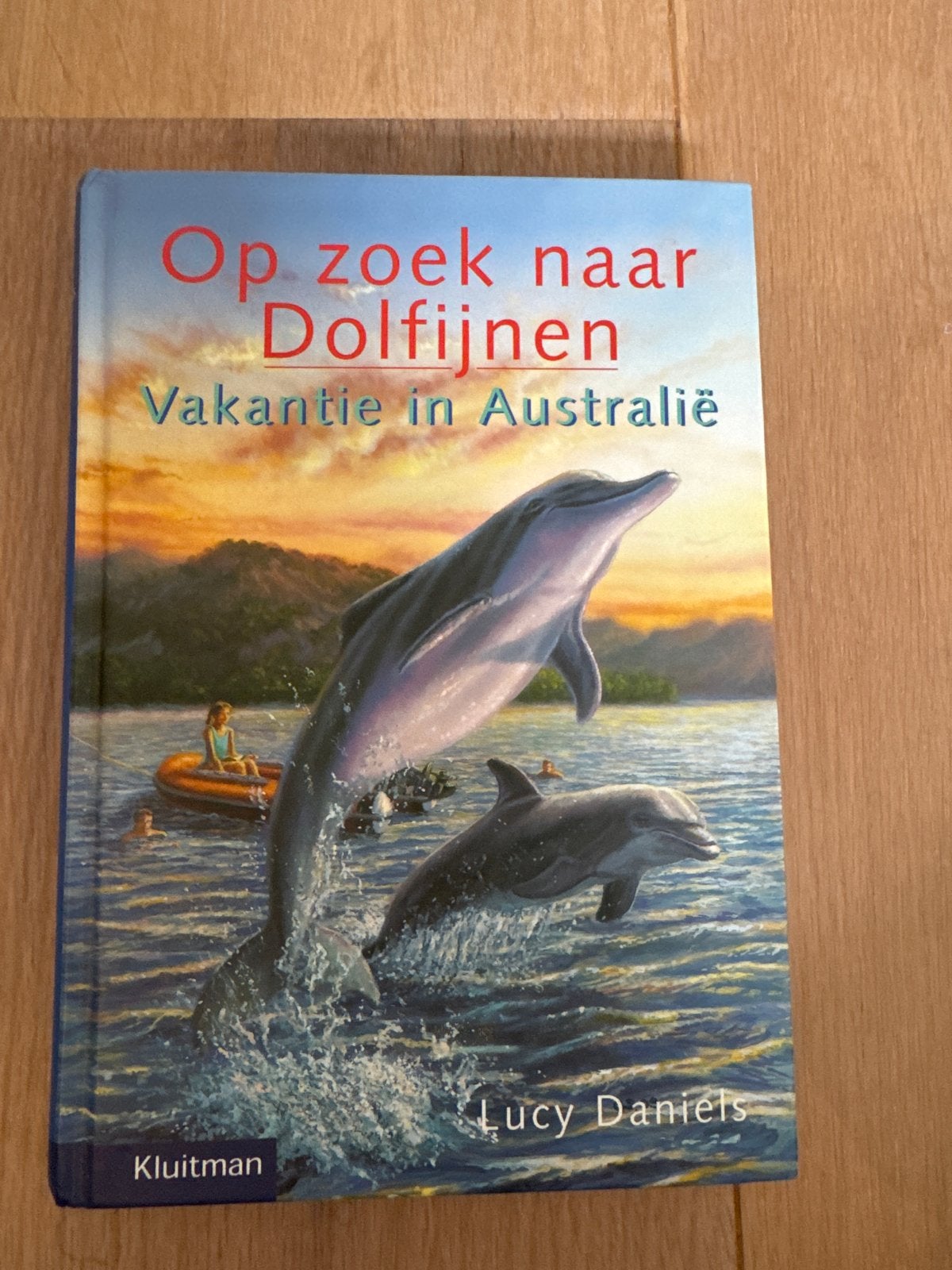 Op zoek naar Dolfijnen - Vakantie in Australië, Boeken, Ophalen of Verzenden, Gelezen, Fictie algemeen