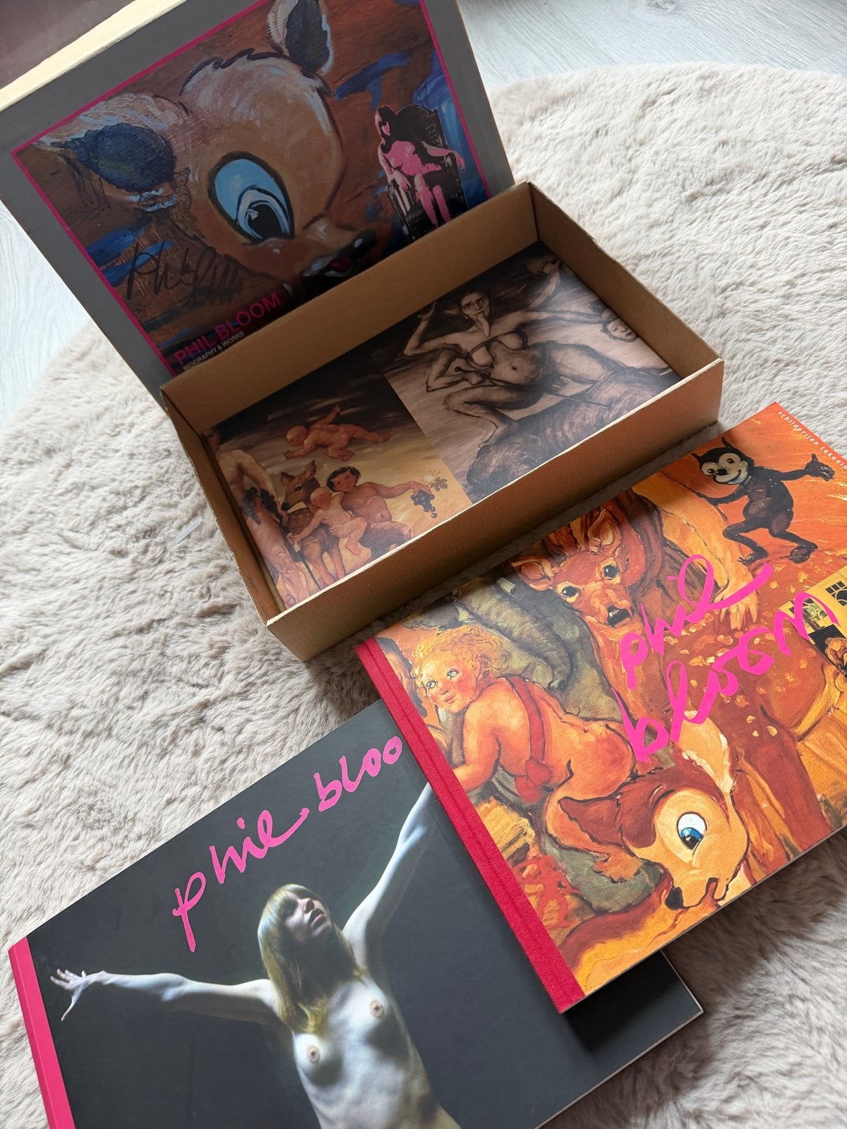Phil Bloom - Biography & Works (1999) - Gesigneerde Cassette, Ophalen of Verzenden, Gelezen, Nederland