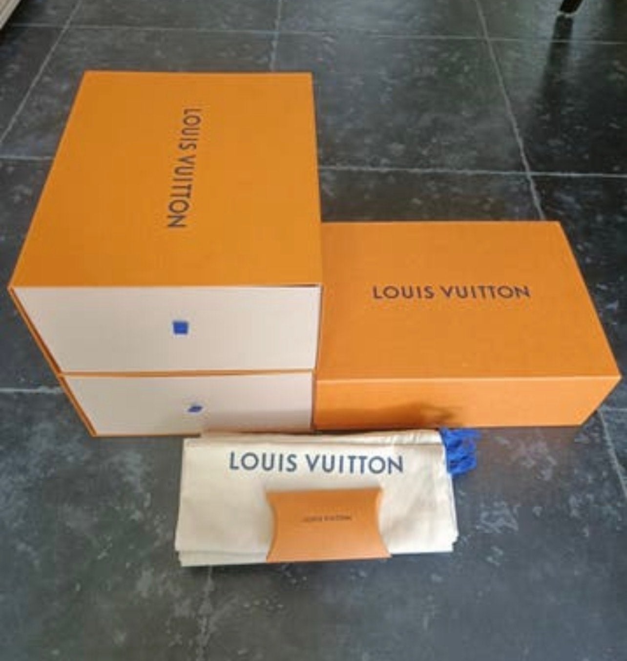 Louis Vuitton Dozen en stofzak - Zo goed als nieuw, Doe-het-zelf en Verbouw, Doos, Minder dan 35 cm, Minder dan 50 cm, Ophalen of Verzenden