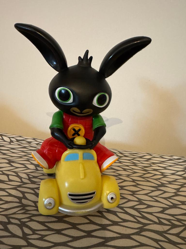 Bing Konijn op Gele Auto Speelgoedfiguur, Ophalen of Verzenden, Zo goed als nieuw